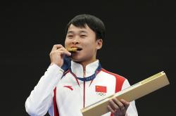 LOL决赛-意大利游泳名将深情拥抱金牌，泪洒领奖台的简单介绍