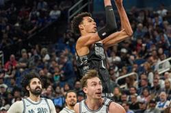 LOL决赛-马刺逆转篮网，保罗带队取胜