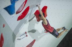 LOL决赛-捧金瞬间震撼人心，运动员们用汗水铸就辉煌的简单介绍