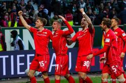 英雄联盟总决赛-拜仁慕尼黑豪取胜利，冲击晋级赛程的简单介绍