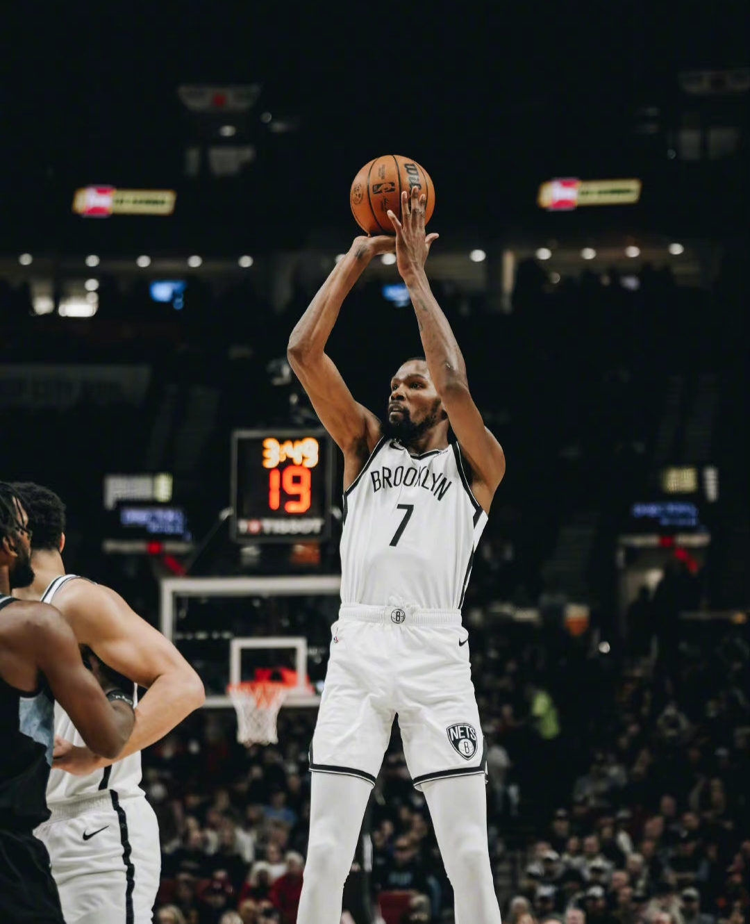 包含威尼斯主场惨遭罗马绝杀，遭遇两连败的词条