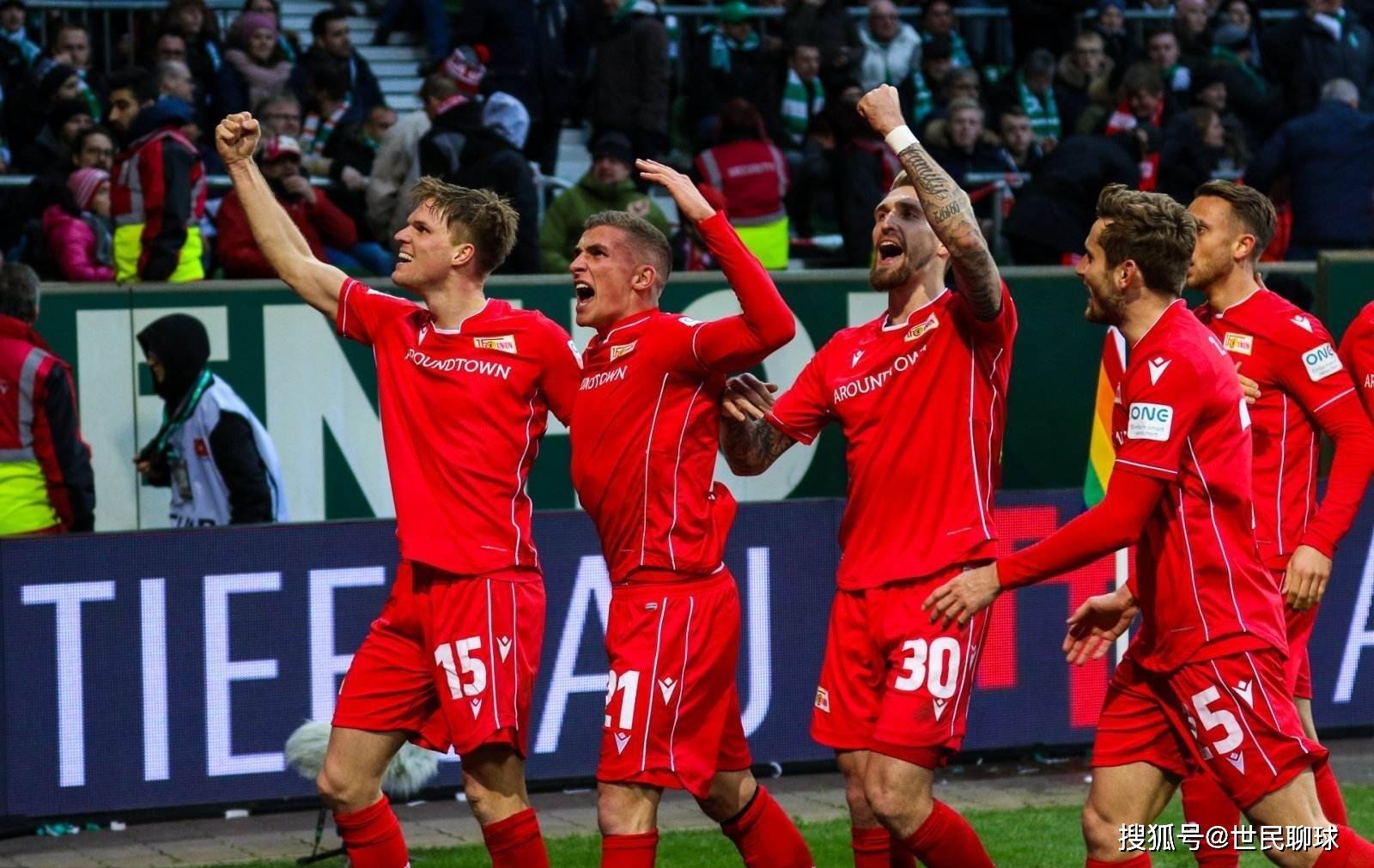 拜仁慕尼黑豪取胜利，冲击晋级赛程的简单介绍