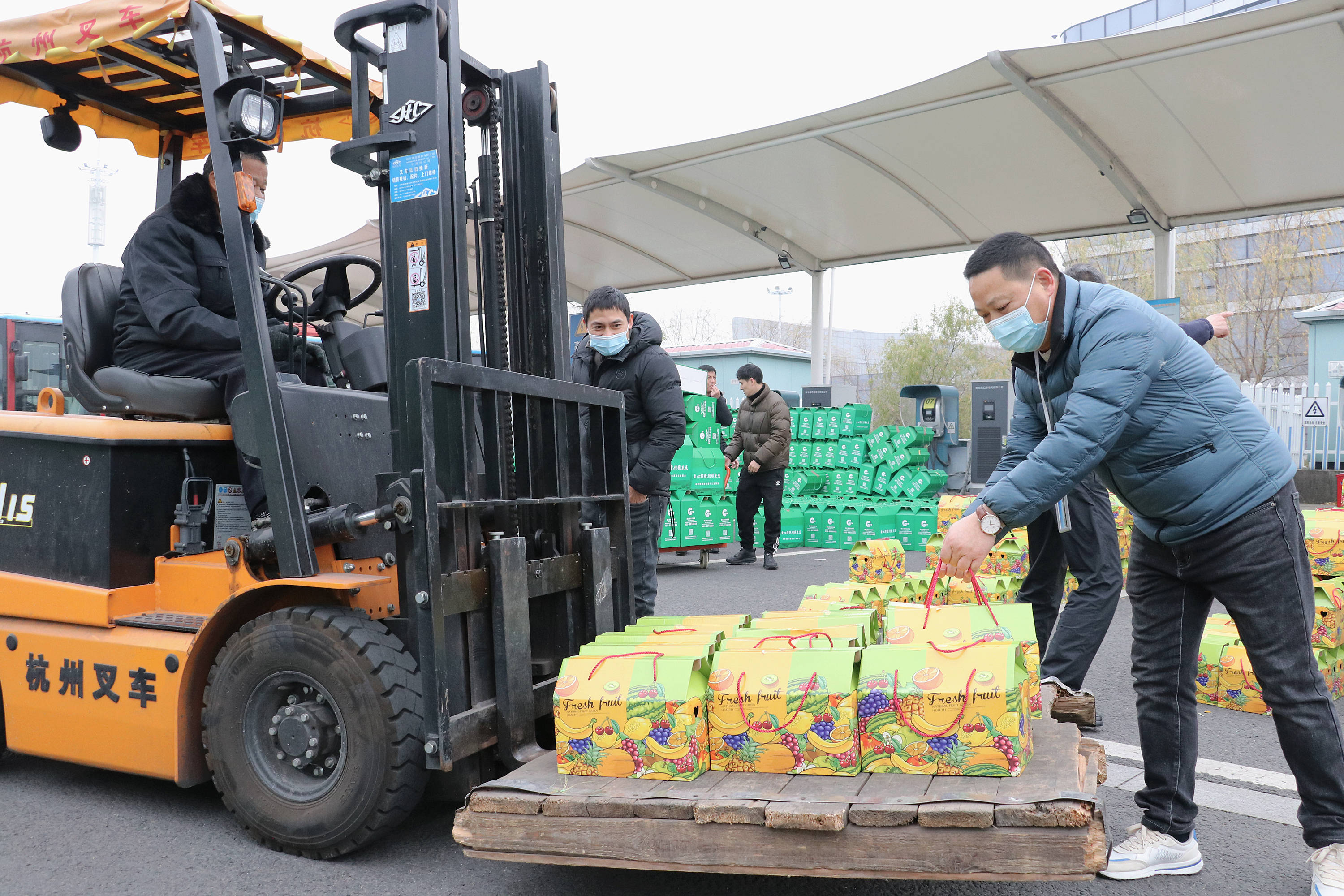 包含亚特兰大球员计划慈善活动，回馈社会做公益的词条