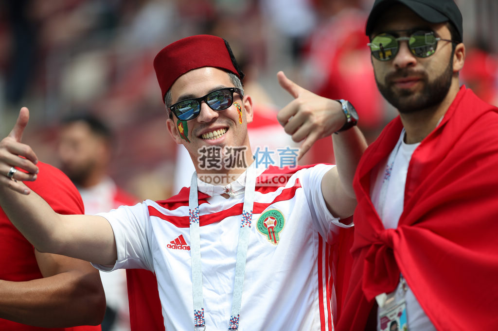 波兰女足球迷热情助威支持国家队 波兰女足球迷热情助威支持国家队