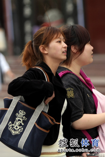 波兰女足球迷热情助威支持国家队 波兰女足球迷热情助威支持国家队