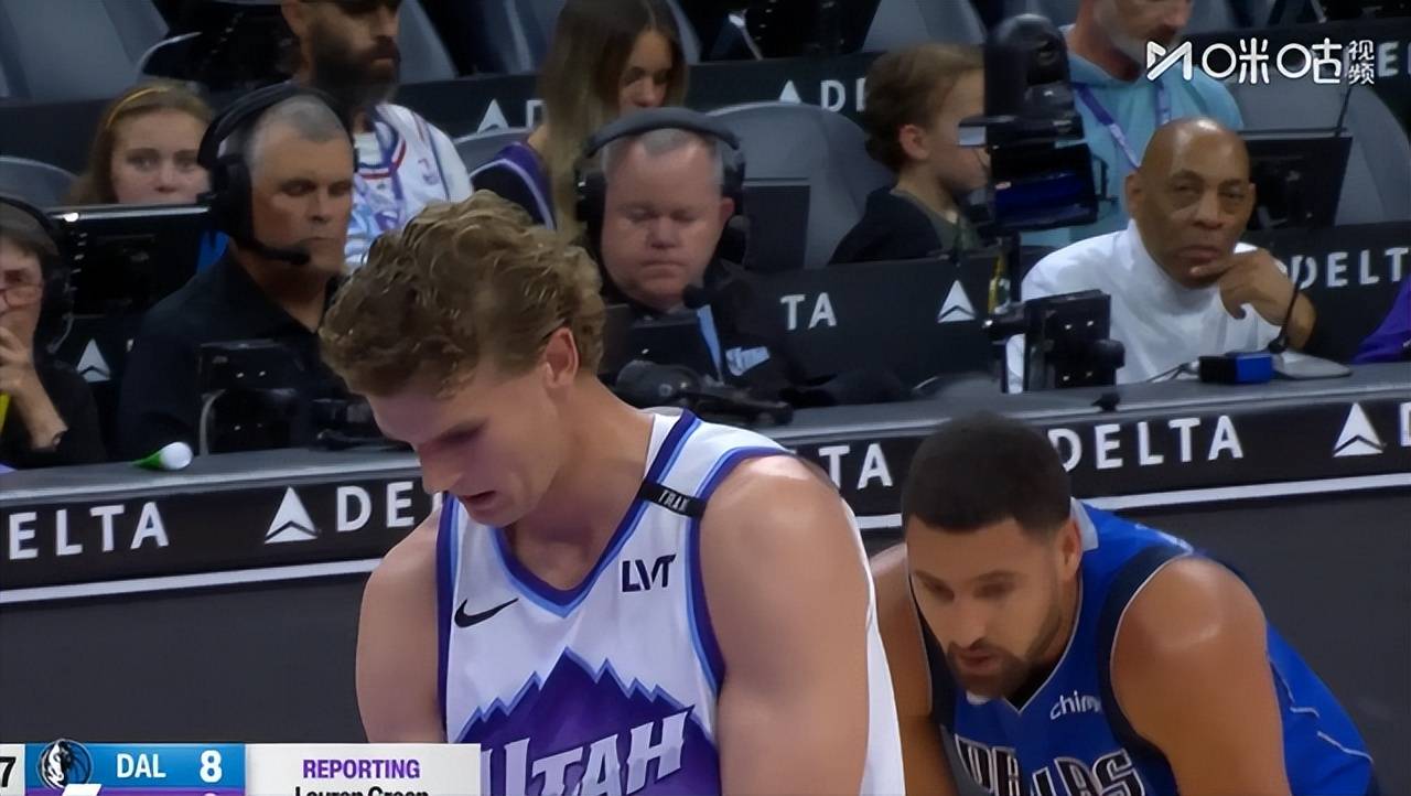 爵士横扫广东队,浓眉哥点燃赛场 爵士横扫广东队,浓眉哥点燃赛场