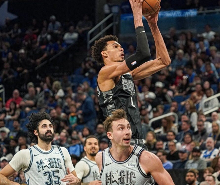 马刺逆转篮网，保罗带队取胜